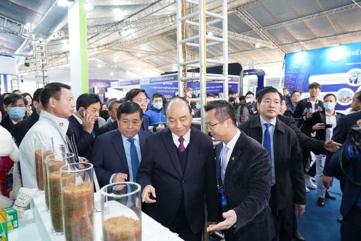 Thủ tướng Nguyễn Xuân Phúc thăm và trải nghiệm sản phẩm của APH tại TL Quốc tế Đổi mới Sáng tạo 2021