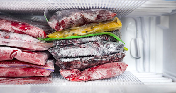 Sử dụng túi đựng thực phẩm đông lạnh khi bảo quản đồ ăn trong ngăn đá